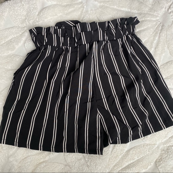 SHEIN Paper Bag Black and White Pinstripe Shorts w/Drawstring Women’s Si… - Picture 4 of 7
